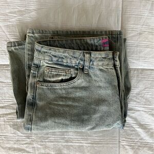 Edikted Women’s Raelyn low rise acid wash jeans